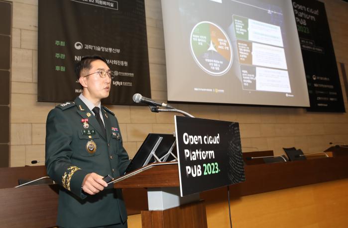 27일 대한상공회의소에서 열린 개방형 플랫폼 PUB에서 김영성 육군본부 SW융합정책장교가 공공부문 개방형 클라우드 구축 우수사례로 선정된 ‘민간 클라우드 인프라 확보 사업’을 발표하고 있다. 부대 제공