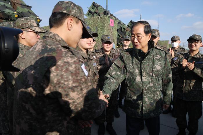 한덕수(오른쪽) 국무총리가 28일 공군3미사일방어여단 예하 부대를 찾아 임무 완수에 매진하는 장병들을 악수로 격려하고 있다. 한 총리는 “어떤 형태의 적 도발에도 국민의 안전을 지킬 수 있도록 부족한 부분을 보완하고 경계태세를 강화해야 한다”고 강조한 뒤 “장병들이 혹한의 날씨에 건강하게 근무하는 것이 중요하다. 기상 급변 등의 상황에도 철저히 준비해 달라”고 당부했다. 연합뉴스