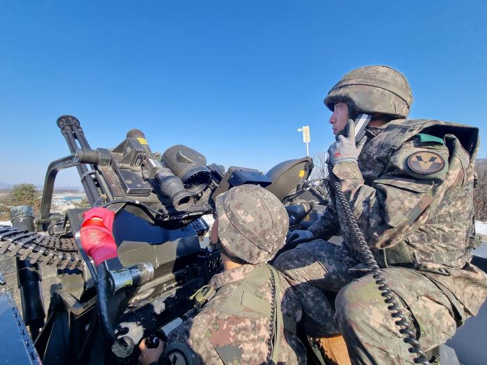 29일 전개된 적 소형 무인기 대응 및 격멸훈련에서 육군5군단 장병들이 20㎜ 발칸을 운용하고 있다. 합참 제공