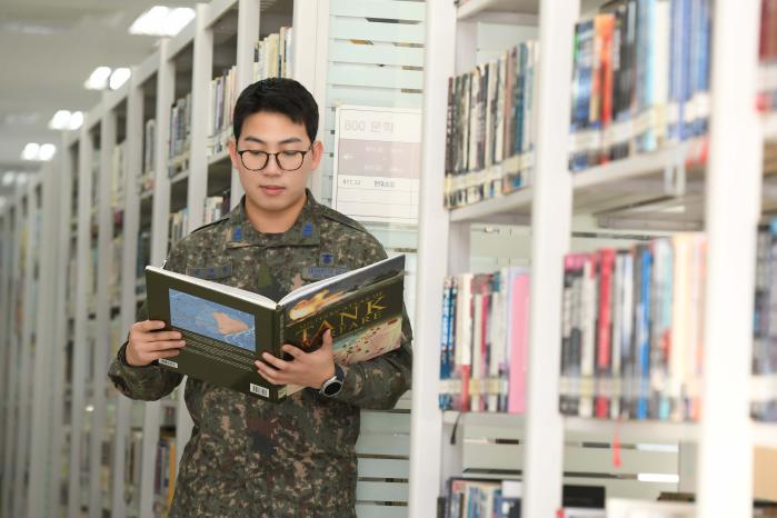 ‘2022 대한민국 인재상’을 받은 공군교육사령부 행정학교 김예성 중위가 부대 도서관에서 책을 읽고 있다.