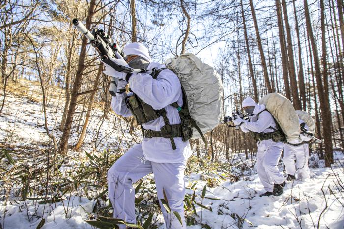 육군특수전사령부 귀성부대 장병들이 체감온도 영하 30도를 밑도는 강원도 황병산 일대 동계훈련장에서 적 후방지역 침투를 실시하고 있다. 육군 제공