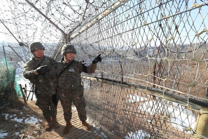 육군28보병사단 GOP대대 행정보급관 송기오(오른쪽) 상사와 같은 대대에서 복무하는 아들 송진서 일병이 경기도 연천군 일대 GOP 철책을 따라 걷고 있다. 조종원 기자