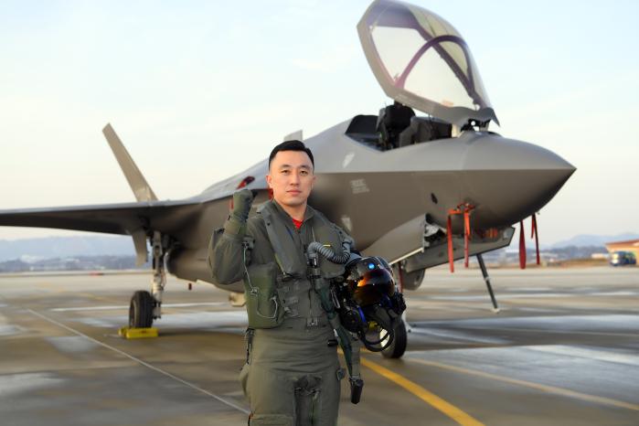 공군17전투비행단 최환혁 소령이 주기종인 F-35A 전투기 앞에서 파이팅을 외치고 있다. 공군 제공