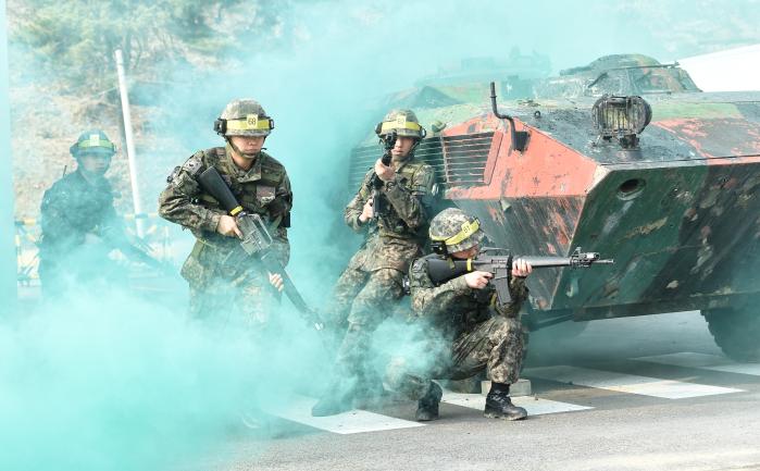 육군56보병사단 금곡예비군훈련장에서 마일즈 장비를 착용한 예비군들이 시가지 전투를 하고 있다. 조용학 기자