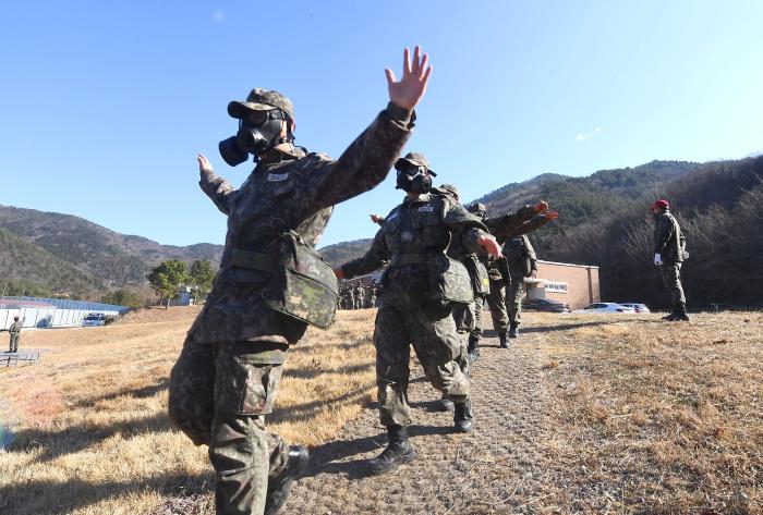 야전 교육훈련 중인 해군병 688기 훈련병들이 4일 화생방 훈련을 하고 있다. 사진 제공=서준혁 중사