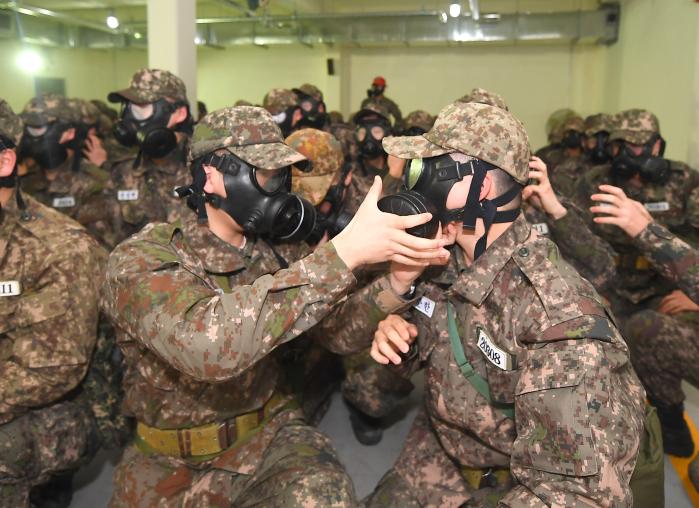 야전 교육훈련 중인 해군병 688기 훈련병들이 4일 화생방 훈련을 하고 있다. 사진 제공=서준혁 중사