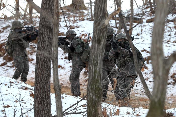 2022 최정예 수색팀으로 선정된 육군28보병사단 수색대대 장병들이 수색정찰 훈련을 하고 있다.