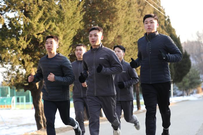 수색대대원들이 뜀걸음으로 체력을 단련하고 있다.