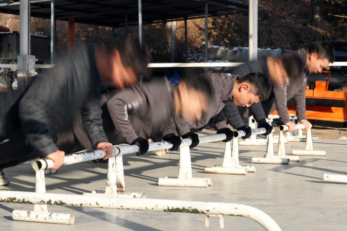 팔굽혀펴기를 하는 장병들.