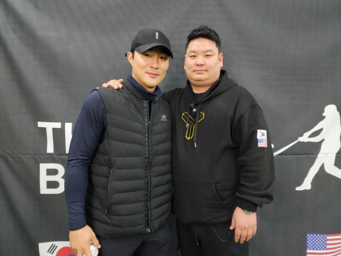 최원제(오른쪽) 코치와 함께한 김하성. 필자 제공
