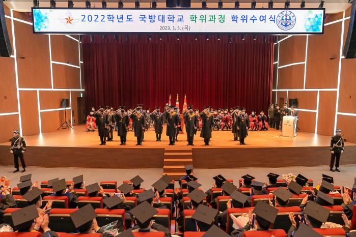 5일 열린 2022학년도 국방대학교 학위수여식에서 수상자들이 경례하고 있다. 국방대 제공