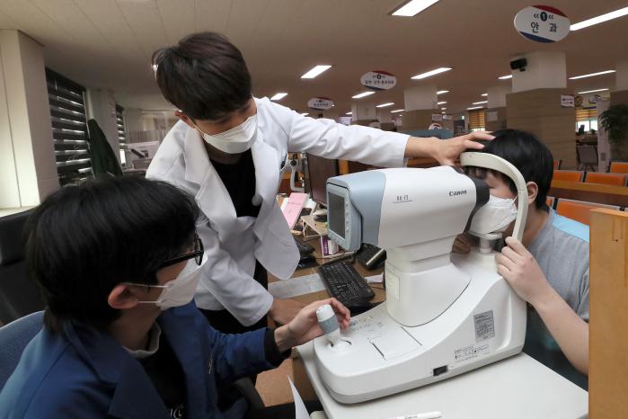 서울 영등포구 서울지방병무청 제1병역판정검사장에서 병역판정검사 대상자들이 시력검사를 받고 있다. 한재호 기자