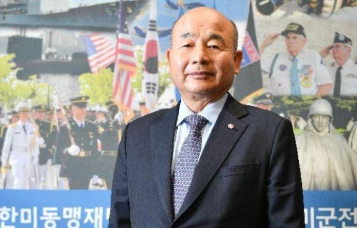 정승조(예비역 육군대장) 한미동맹재단 회장이 지난 6일 서울 여의도에 위치한 재단 사무실에서 국방일보와 인터뷰를 마친 뒤 재단을 상징하는 현수막 앞에서 기념사진을 찍고 있다.