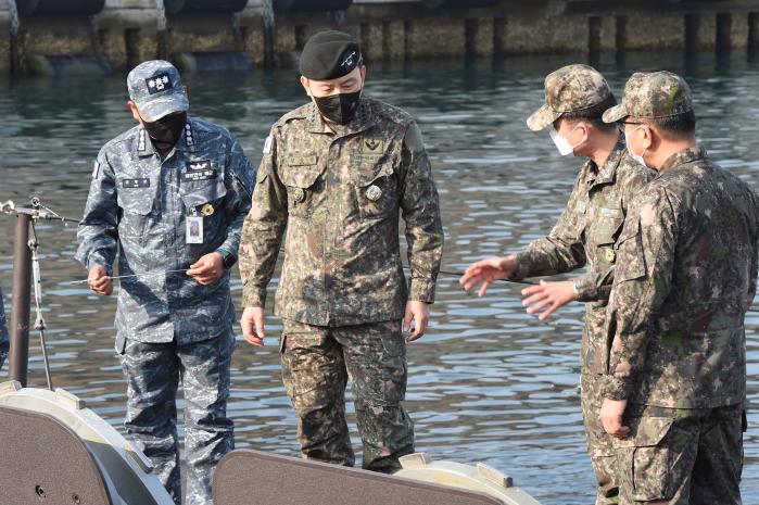 김승겸(왼쪽 둘째) 합참의장이 9일 해군잠수함사령부를 방문해 3000톤급 중형 잠수함 ‘도산안창호함’에서 탑재 무장을 점검하고 있다. 합참 제공