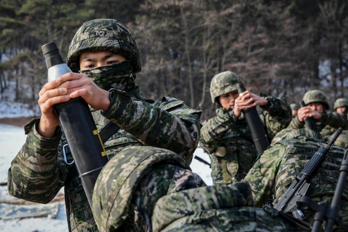 해병대2사단 장병들이 경기도 김포시 일대 훈련장에서 진행한 박격포 집체교육 중 축사탄 사격을 하고 있다. 부대 제공