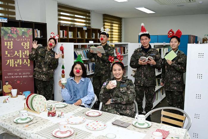 공군39비행단 공보정훈실 장병들이 ‘북카페39’ 개관식을 기념해 사진을 찍고 있다.