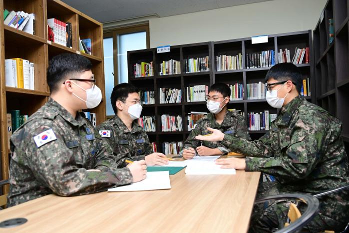 33㎡ 남짓한 좁은 공간의 과거 39비 도서·휴게실. 4명의 장병만 있는데도 꽉 찬 모습이다.