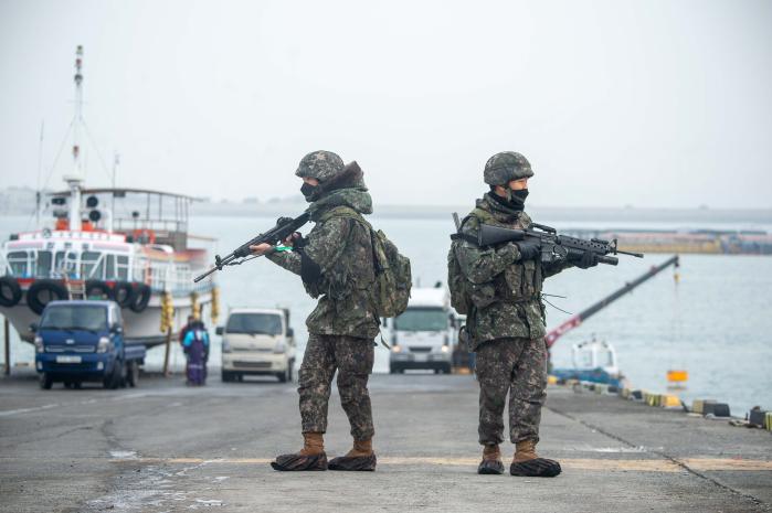 육군32보병사단 해룡대대 황금산소초 장병들이 9일 미상 물체가 출몰한 충남 서산 작전지역 일대에서 경계 임무를 수행하고 있다.