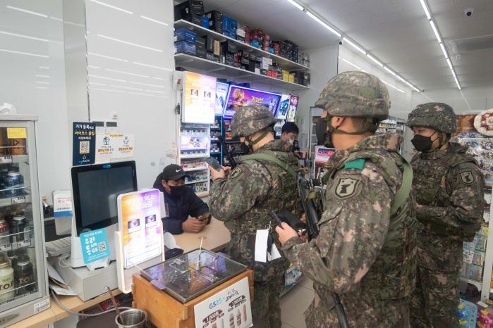미상 물체가 발견된 현장 인근의 편의점에서 CCTV 정보를 확인하는 장병들.