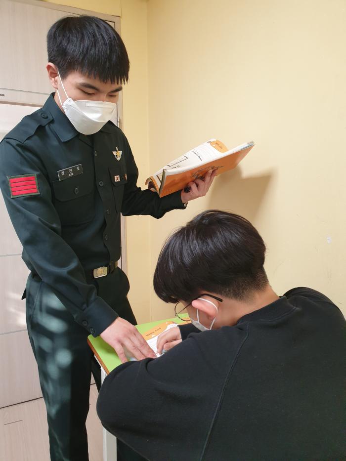 김찬오 육군병장이 ‘한마음수학멘토스쿨’에서 한 학생에게 수학을 가르치고 있다.