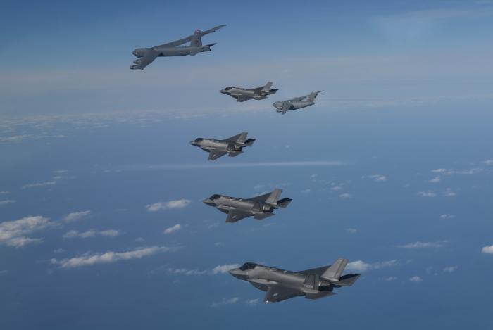 미 공군의 B-52H 전략폭격기와 C-17 수송기, 우리 공군의 F-35A 전투기 편대가 함께 비행하고 있다. 국방부 제공