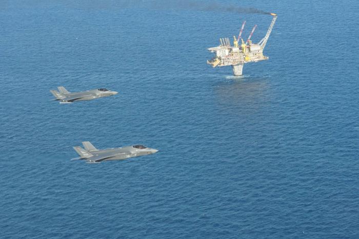 유전 시설 인근 해상을 초계비행하는 노르웨이 공군의 F-35A전투기.