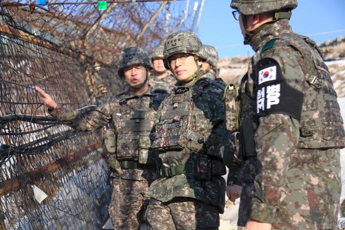 12일 결전태세 확립을 강조하기 위해 가칠봉 관측소(OP)를 방문한 박정환(가운데) 육군참모총장이 철책선을 따라 이동하며 GOP 경계작전태세를 점검하고 있다. 육군 제공