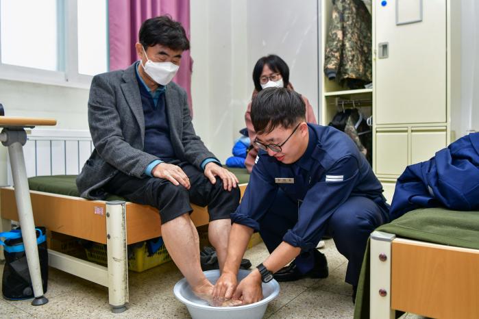 공군39비행단 131정비대 장병이 가족 초청행사로 부대를 찾은 아버지의 발을 씻겨 주고 있다. 부대 제공