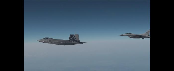 초음속 비행을 하고 있는 KF-21 보라매 전투기(왼쪽) 시제 1호기. 방사청 제공
