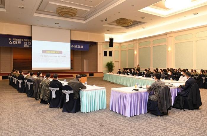 17일 계룡대 무궁화회관에서 열린 ‘스마트 인재관리시스템 구축 사업 착수 보고회’ 참석자들이 발표를 듣고 있다. 부대 제공