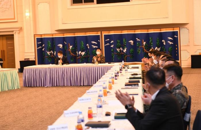 17일 계룡대 무궁화회관에서 열린 ‘스마트 인재관리시스템 구축 사업 착수 보고회’ 참석자들이 발표를 듣고 있다. 부대 제공