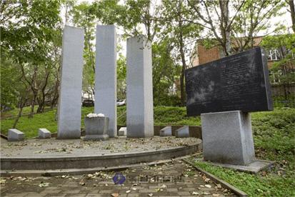 1999년에 건립된 신한촌 기념비 전경.