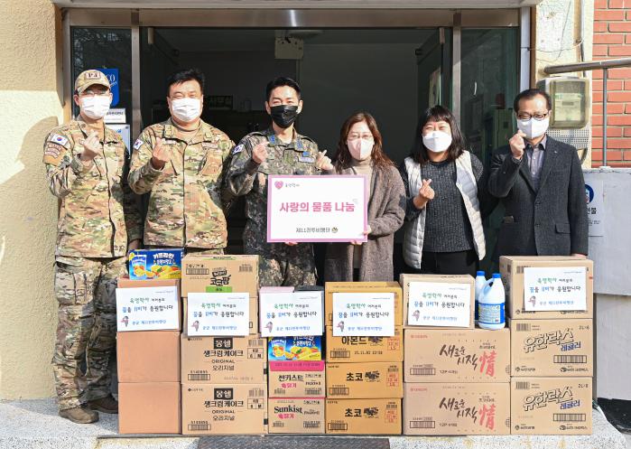 공군11전투비행단 감찰안전실 장병들이 소음 영향권에 있는 육영학사를 방문해 간식과 생필품 등을 전달하고 있다. 사진 제공=조신혜 중사