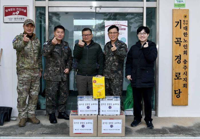 공군19전투비행단 감찰안전실 장병들이 충북 충주시 금가면 지역 경로당에 위문품을 전달하고 함께 파이팅을 외치고 있다. 사진 제공=지준오 중사