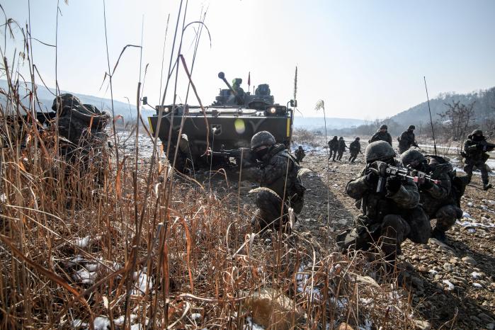 18일 경기도 양평종합훈련장에서 진행된 육군11기동사단 혹한기 훈련에서 K21 보병전투차량에서 하차한 장병들이 주변을 경계하고 있다.