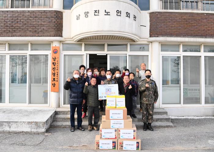 오홍균(앞줄 가운데) 공군18전투비행단장이 19일 강원도 강릉시 남항진노인회관을 찾아 위문품을 전달하고 있다.