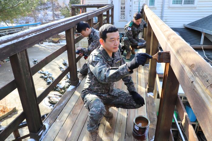 육군25보병사단 수색대대 장병들이 19일 지역 내 요양원에서 구름다리를 보수하고 있다.