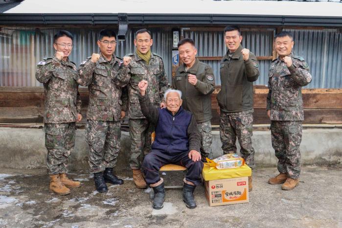 육군20기갑여단 주임원사단이 6·25 참전용사 이규하 옹에게 위문품을 전달하고 있다.