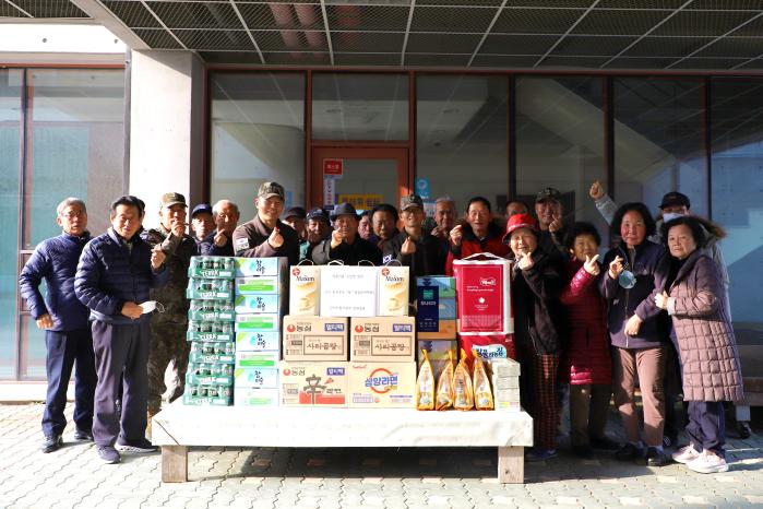 육군탄약지원사령부 장병들이 19일 ‘사랑의 아나바다 장터’ 수익금으로 구매한 물품을 지역주민들에게 기부하고 있다.