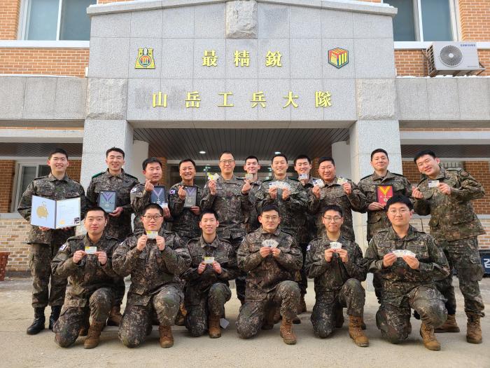 18일 강원도 인제군보건소에 헌혈증 176장을 기부한 육군3공병여단 111공병대대 장병들.