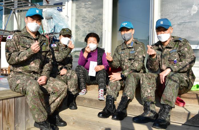 권영경(오른쪽 둘째) 학교장 등 공군군수1학교 장병들이 19일 ‘행복의 집’을 방문해 위문활동을 벌인 뒤 사진을 찍고 있다.