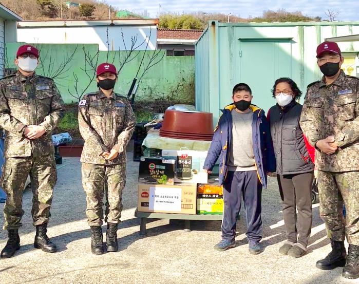 공군교육사령부 예하 27예비단 장병들이 중증장애인복지시설 ‘베데스다’를 방문해 위문활동을 하고 있다.