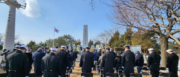 해군1함대 장병들이 19일 강원도 고성군 거진읍 당포함 전몰장병 충혼탑에서 열린 제56주기 추모행사에서 선배 전우들을 기리며 묵념하고 있다.  사진 제공=백수진 중사