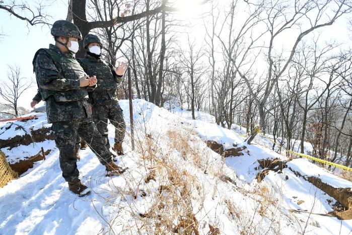 박진칠(대령·왼쪽) 백마고지 유해발굴 TF 통제단장과 이종민(소령) 유해발굴 계획장교가 유해발굴 현장을 둘러보고 있다.