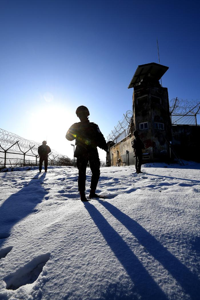 육군5보병사단 표범여단 수색중대 장병들이 지난 10일 강원도 철원군 비무장지대(DMZ) 내부 화살머리고지에 자리한 화살머리고지 현장 기념관에서 경계작전을 하고 있다. 기념관은 과거 GP를 리모델링해 지어지고 있다. 철원군과 경기도 연천군 일대 중서부전선 비무장지대(DMZ)를 지키는 5사단은 화살머리고지와 백마고지 DMZ 유해발굴작전 임무도 함께 수행하고 있다. 조용학 기자