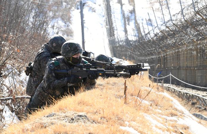 9일 오후 경기도 연천군 비무장지대(DMZ) 일대 남방한계선 GOP철책에서 상황조치 훈련에 나선 철권대대 장병들이 철책 주변을 경계하고 있다. 이들은 거의 매일 실제 상황을 가정한 훈련을 실시하며 빈틈없는 대비태세를 유지하고 있다. 조용학 기자