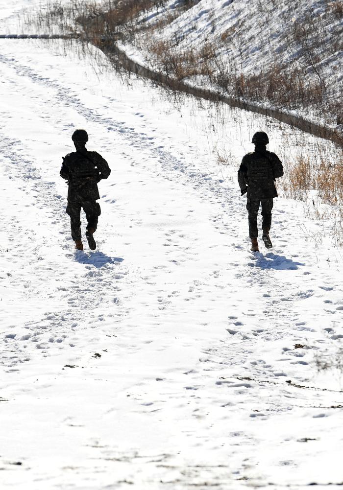 표범여단 수색중대 장병들이 지난 10일 눈길을 헤치며 화살머리고지 인근 남북관통도로를 이동하고 있다. 5사단 장병들은 6·25전쟁 당시 목숨을 걸고 이 곳을 지킨 호국영령들의 뒤를 이어가고 있다. 조용학 기자