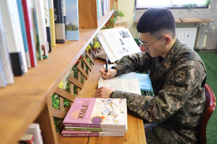 육군102기갑여단 풍호대대 배영조 병장이 부대 북카페에서 공부하고 있다. 부대 제공