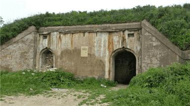 1930년대 축성한 루스키 섬 해안요새 포대 입구 전경.