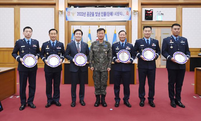 30일 공군본부 대회의실에서 열린 ‘2022년 공군을 빛낸 인물 시상식’에서 정상화(가운데) 참모총장과 각 부문 수상자들이 기념사진을 찍고 있다. 공군 제공